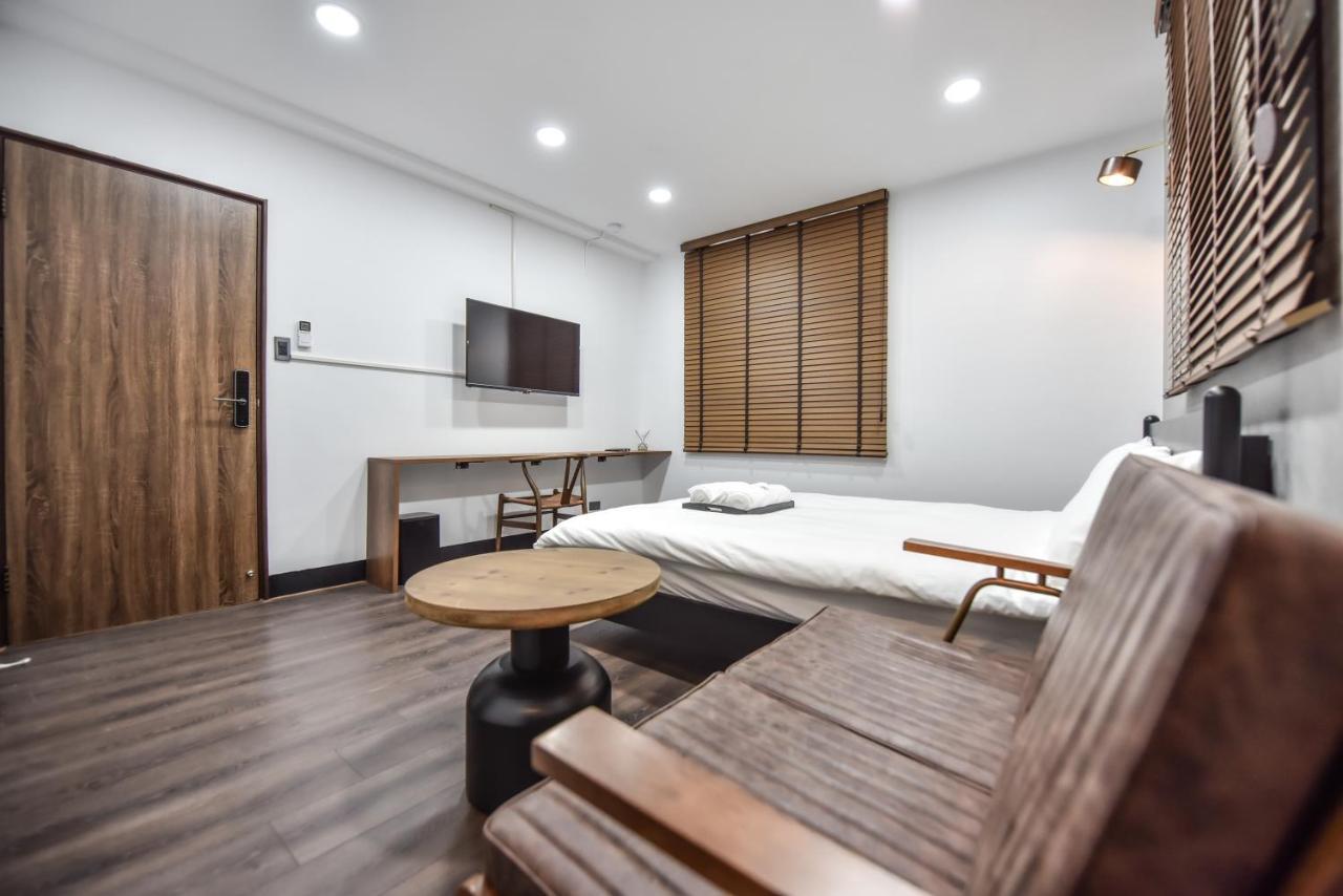 Eryang Homestay Tainan Exteriör bild