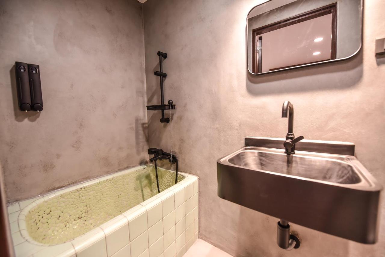 Eryang Homestay Tainan Exteriör bild