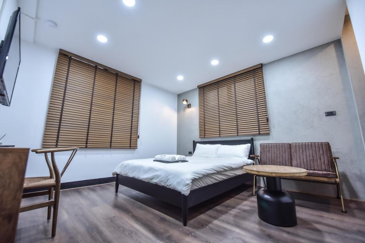 Eryang Homestay Tainan Exteriör bild