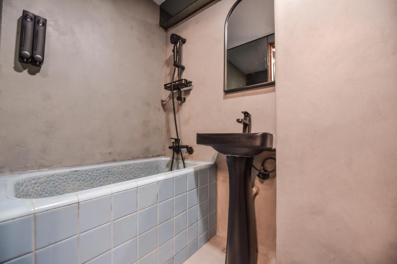 Eryang Homestay Tainan Exteriör bild